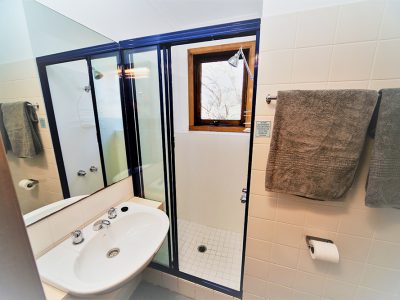 Ensuite bathroom 2